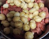 Foto del paso 3 de la receta: Papitas cambray con salchichas enchiladas y especias
