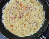 Foto langkah ke 5 dari resep Omelet mie keju.