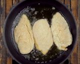 Une image de l'étape 2 de Escalopes farcies sur un lit de sauce tomate.