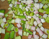 Foto del paso 2 de la receta: Tortilla de espinacas, ajos tiernos y bacalao