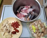 電鍋燉補-當歸菇菇雞湯的食譜步驟1照片