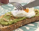 Foto del paso 11 de la receta: Huevo poché sobre tostada de aguacate 🥑