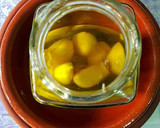 Foto del paso 7 de la receta: Cigalitas y ajos macerados en aceite de oliva confitados
