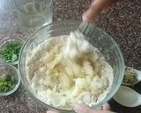 A picture of step 4 of Sabudana chilla with Hari chutney.