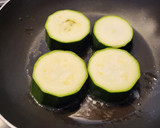 Foto del paso 5 de la receta: Rollitos de calabacín rellenos