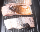 Foto del paso 2 de la receta: Salmón a la plancha con vinagreta de crema de miel de romero