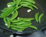 A picture of step 3 of Stir fry Giant Grouper Fish with Sugar Snap Peas 龍躉炒 荷蘭豆.
