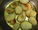 Foto del paso 1 de la receta: Chipirones en salsa con refrito de patatas y piñones