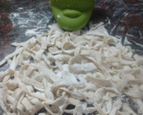 Foto del paso 3 de la receta: Fideos caseros cortados a cuchillo y con mi salsa bolognesa
