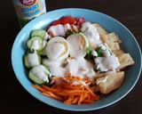 Hình bước làm 3 của món Salad Nui với Ức gà Sốt sữa chua 🥗