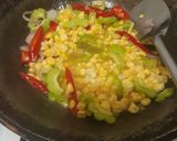 Foto langkah ke 4 dari resep Tumis jagung pare pedas.