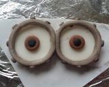 A picture of step 15 of Vickys Minion Bob Cake (Decorating Idea).