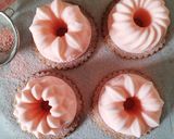 Une image de l'étape 2 de Panna cotta ganache pâte à tartiner au biscuit rose.