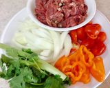 Hình bước làm 1 của món Thịt bò xào thơm