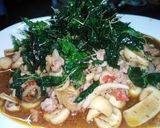 รูปขั้นตอนการทำที่ 6 ของ กะเพราเห็ดตระไคไก่สับ