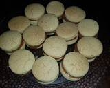 Foto del paso 6 de la receta: Alfajores de maizena dulce de leche con un toque de coñac