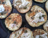 Foto del paso 4 de la receta: Berenjenas plancha con queso, alcaparras y orégano