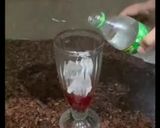 Foto langkah ke 3 dari resep Strawberry Yakult Soda.