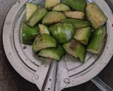 Foto langkah ke 3 dari resep Pindang Tongkol, Terong Tumis Cabe Hijau Ale.