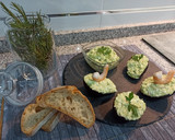 Foto del paso 4 de la receta: Ensalada fría y ligera de aguacate 🥑, gambas 🦐 y requesón 🧀