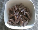 Foto del paso 1 de la receta Penne rigate de trigo sarraceno con piñones tostados y crema roquefort