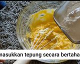Foto langkah ke 4 dari resep Kue Semprit Sagu Pandan.