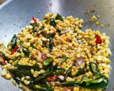 Foto langkah ke 2 dari resep Tumis Cumi Asin dan Jagung.