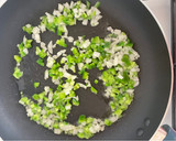 Foto del paso 2 de la receta: Paella mixta de carne, langostinos y champiñones