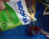 Foto langkah ke 3 dari resep Strawberry Milky Creamy Matcha.