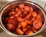 Fehércsokis epres panna cotta recept fázis 2 fotója