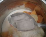 A picture of step 3 of Muskmelon and banana smoothie.