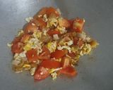 Foto langkah ke 4 dari resep Tumis Telur Ayam Tomat.
