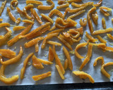 Foto del paso 2 de la receta: Piel de naranja confitada