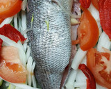 Foto del paso 3 de la receta: Besugo al horno con cebolla y tomate