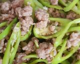 รูปขั้นตอนการทำที่ 2 ของ "หมูสับผัดพริกอ่อน" Stir Fried Minced Pork with Peppers