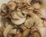 Foto del paso 2 de la receta: Salchichas de soja & champis al ajillo con yuca de guarnición