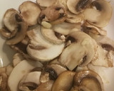 Foto del paso 2 de la receta: Salchichas de soja & champis al ajillo con yuca de guarnición