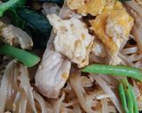A picture of step 2 of Stir-Fried Rice Noodles with Black Soy Sauce (Pad See Ew).