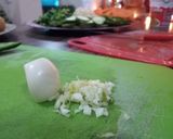 Foto del paso 2 de la receta: Omelette de salmón a las finas hierbas con costrinis de camarón