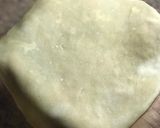 A picture of step 3 of Spring rolls and a garlic dip.