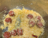 Foto del paso 3 de la receta: Manitas de cerdo con chorizo