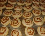 Kolbászos sajtos csiga, ahogy mi szeretjük recept fázis 7 fotója