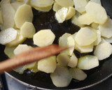 Foto del paso 2 de la receta: Patatas revueltas al salami picante