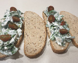 Foto del paso 3 de la receta: Tosta integral con espinacas y queso
