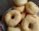 Foto langkah ke 2 dari resep Donut lembut ekonomis tanpa telur.