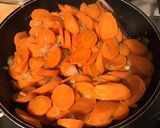 Une image de l'étape 9 de Carottes à l'orange, miel, épices et oignon de roscoff.