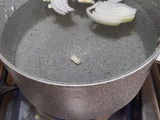 Caldo de frijol con fideos y huevo