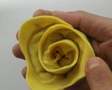 Foto del passaggio 8 della ricetta Rose di pasta fresca con ripieno di patate e salsiccia