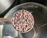 Foto del paso 1 de la receta: Jarabe keto de lavanda