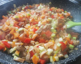 Foto del paso 3 de la receta: Pastel de coliflor con verduritas 🍅🥕🌶️ 🍄